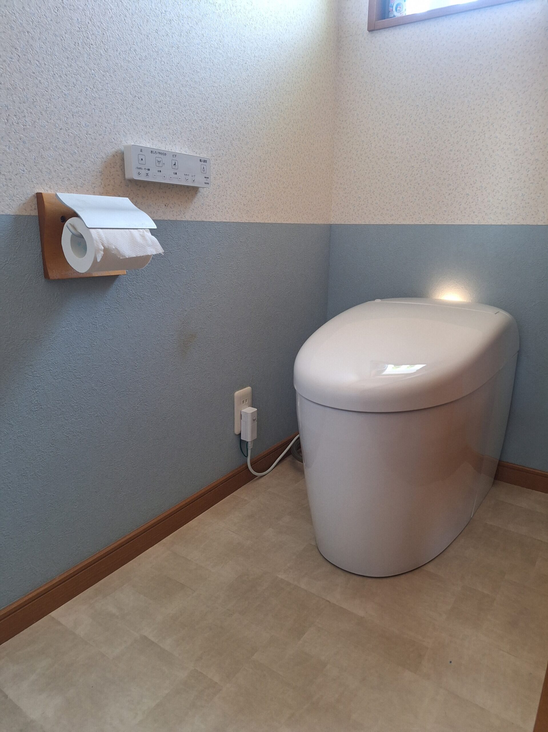 オート開閉で手触れず快適！床クッションフロアも一新した清潔トイレリフォーム